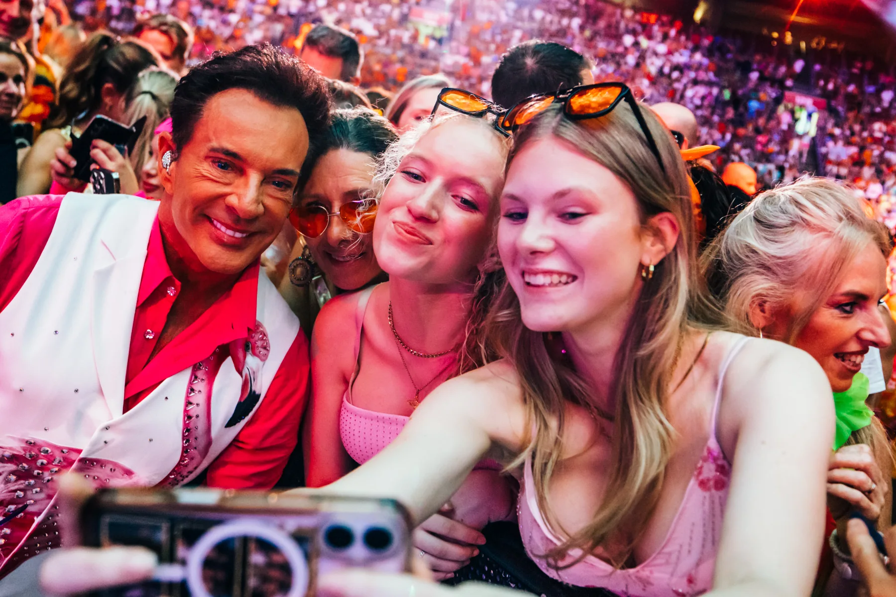 Gerard Joling gaat op de foto bij Toppers In Concert 2026