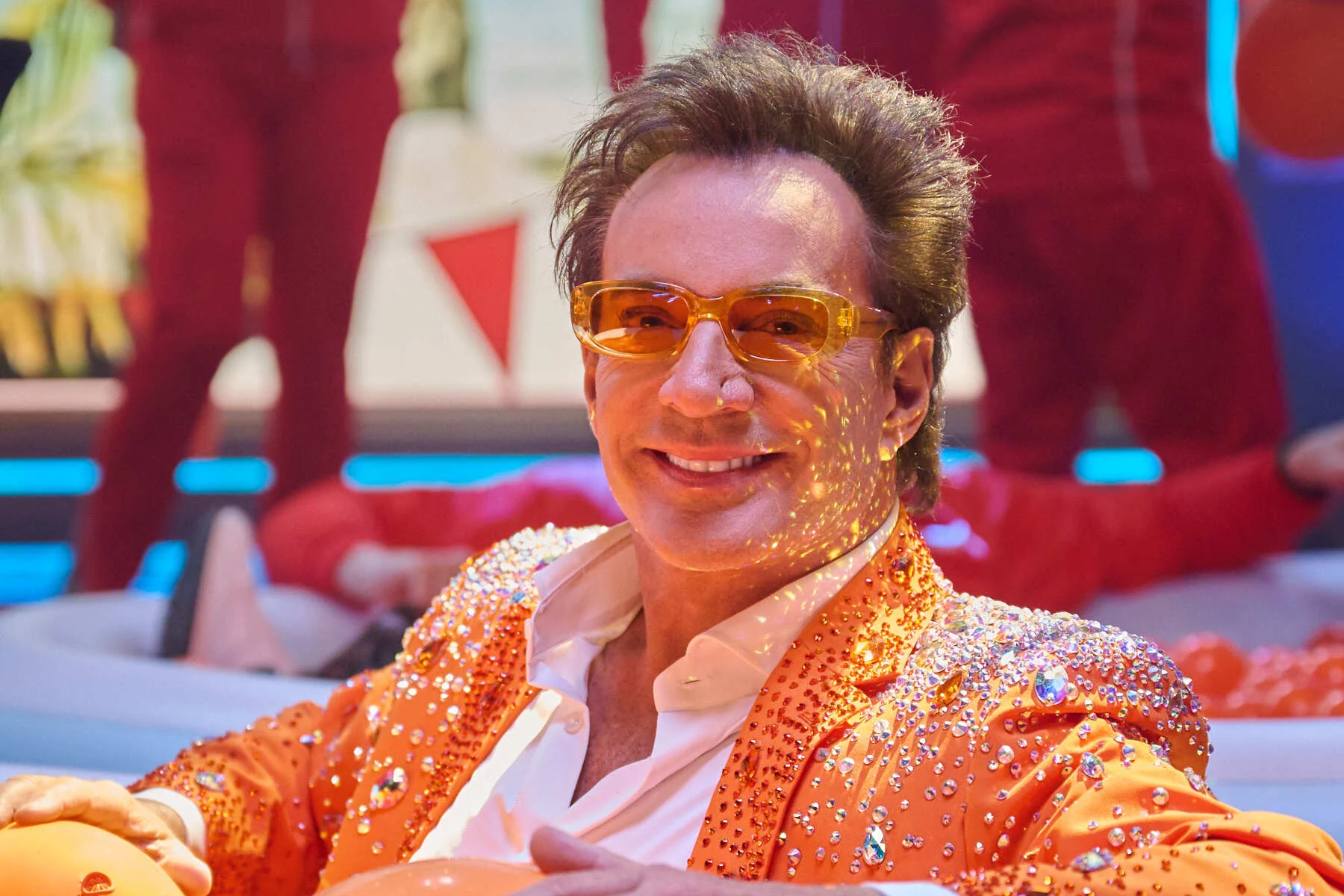 Gerard Joling zit voor een campagne met ESPN in een zwembad