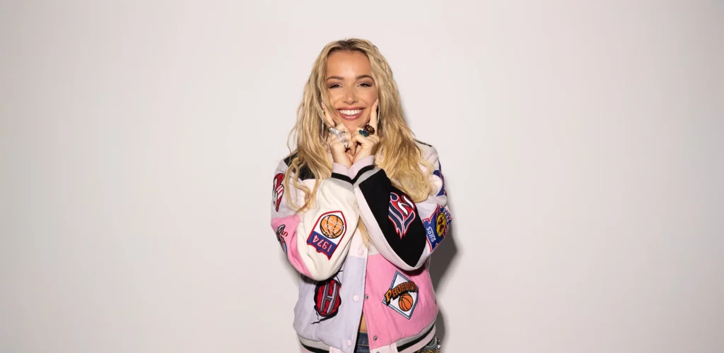 Emma Heester profiel banner