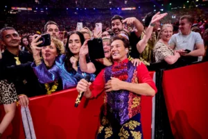 20 jaar Toppers In Concert - Gerard Joling maakt selfie met fans