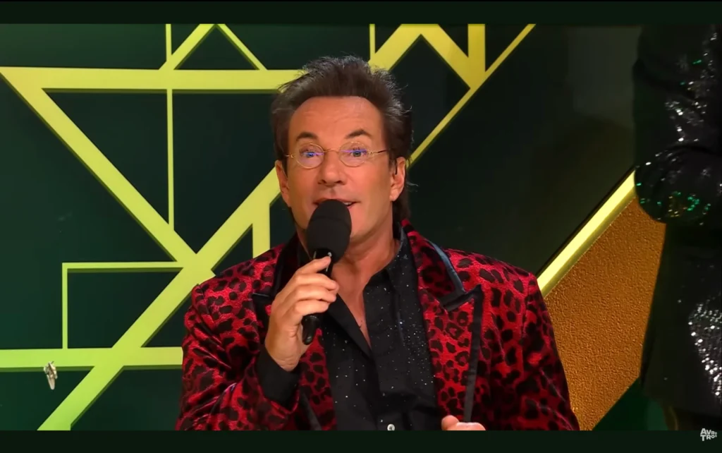 Gerard Joling spreekt het publiek toe na het winnen van de Televizier-Ring voor Online-videoserie 2025.