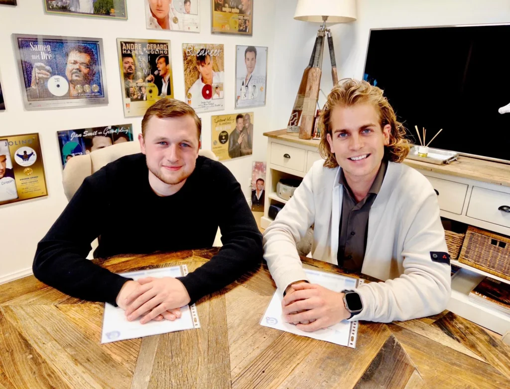 Teun Landzaat poseert samen met Glenn van Entertainment-NL na het tekenen van een exclusieve boekingsovereenkomst.