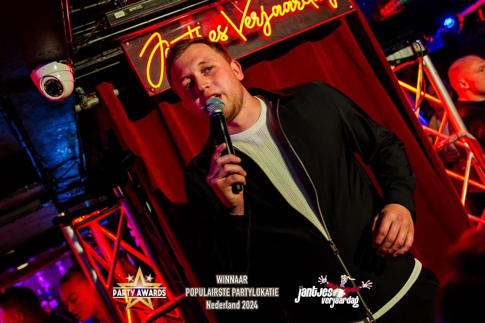 Teun Landzaat neemt de award in ontvangst voor Populairste Partylocatie 2024 bij Jantjes Verjaardag.