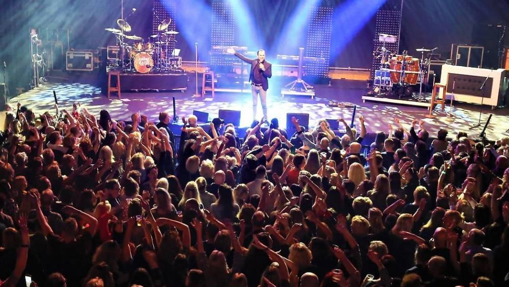 Bryan-Stricker-treedt-op-met-veel-mensen